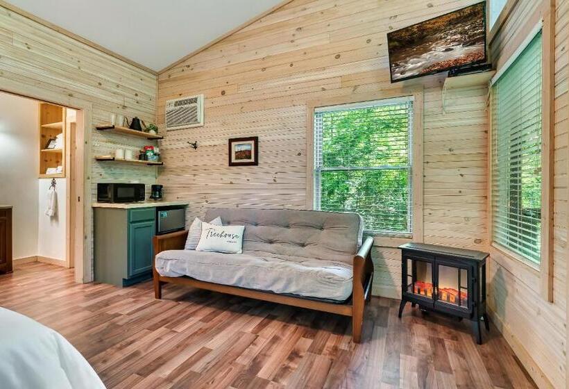 스탠다드 룸 킹사이즈 침대, Rivers Edge Treehouses