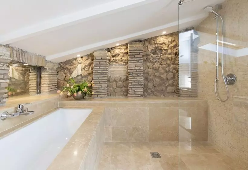 Habitaciï¿½n Estï¿½ndar Abuhardillada, Pantheonview  Luxury Suites