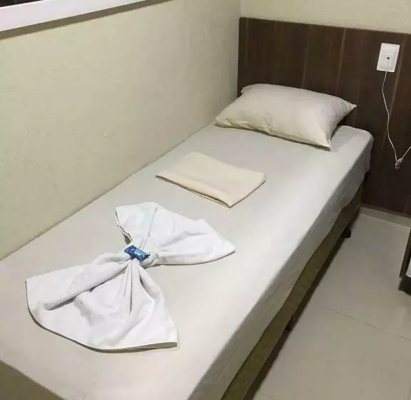Economy Yhden Hengen Huone, Downtown Santana