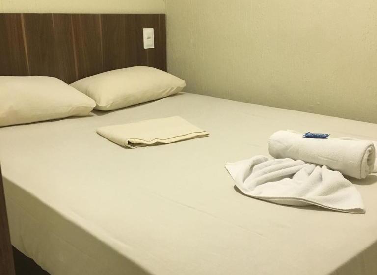 Economy Triple Room, Downtown Santana