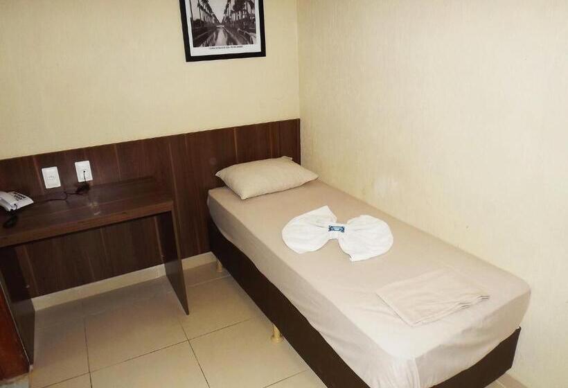 Economy Triple Room, Downtown Santana