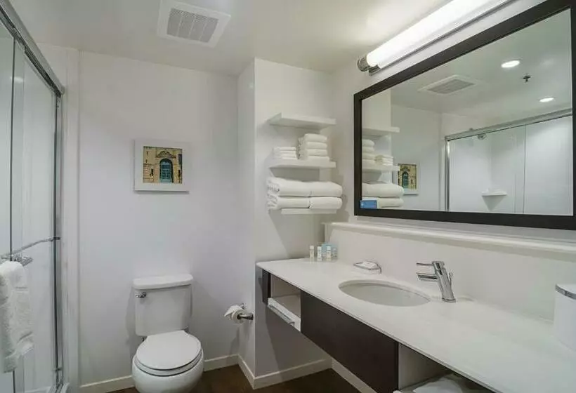 Standard-huone King-vuode, Hampton Inn Chicago North-loyola Station