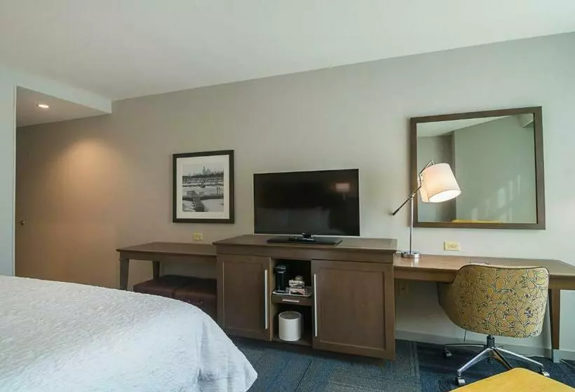 Standard-huone King-vuode, Hampton Inn Chicago North-loyola Station