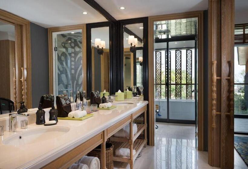 מיטת קינג בסוויטה, Indigo Bali Seminyak Beach, An Ihg