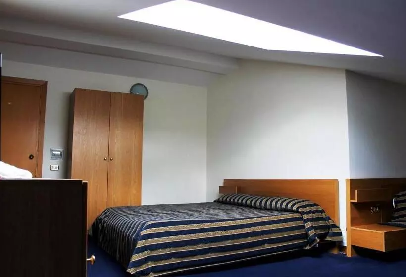 エコノミー４人部屋, La Fonte dell'Astore