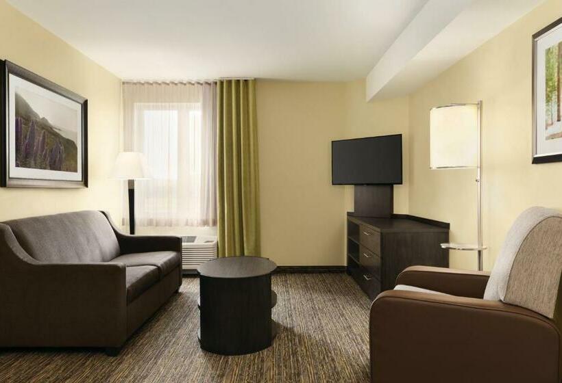 מיטת קינג בסוויטה, Park Inn By Radisson, Calgary Airport North, Ab