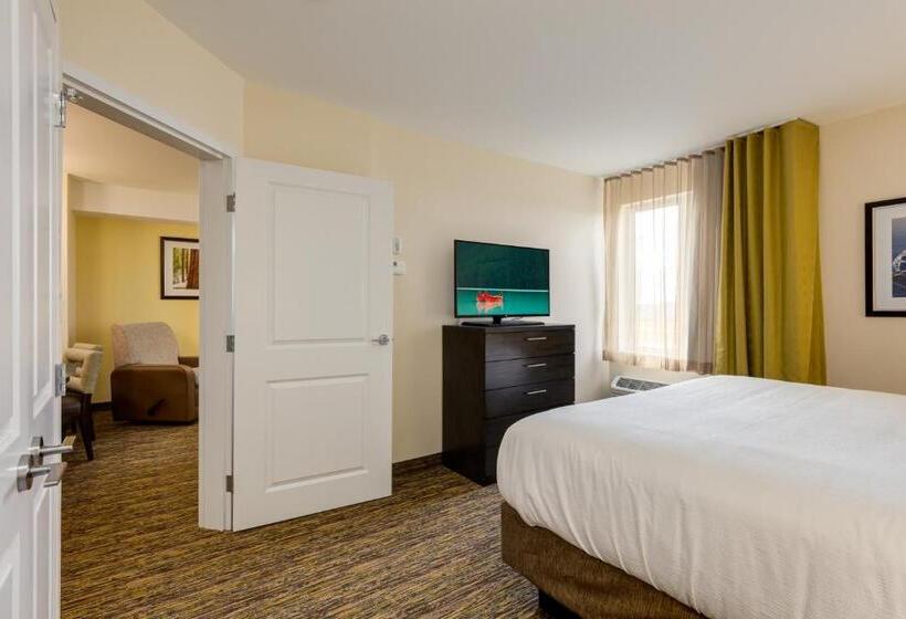 מיטת קינג בסוויטה, Park Inn By Radisson, Calgary Airport North, Ab