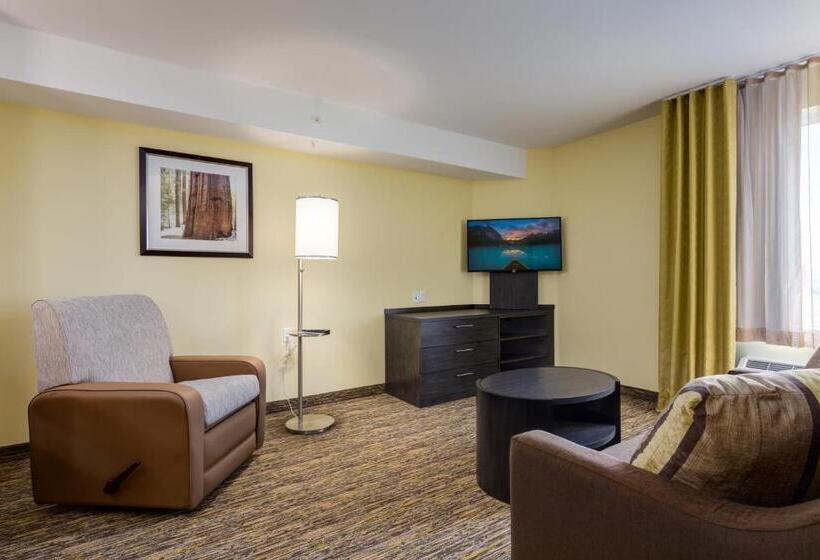 מיטת קינג בסוויטה, Park Inn By Radisson, Calgary Airport North, Ab