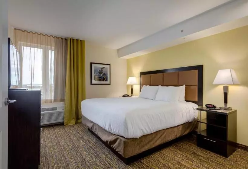 Deluxe Suite King Bed, Park Inn By Radisson, Calgary Airport North, Ab
