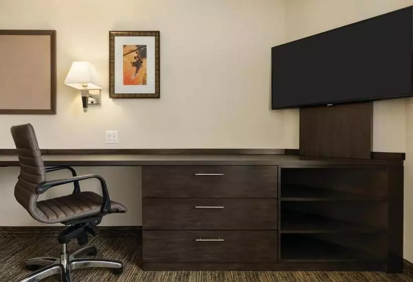 Deluxe Suite King Bed, Park Inn By Radisson, Calgary Airport North, Ab