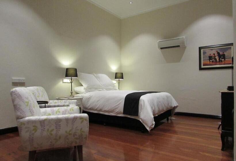 身障者適用クイーンサイズベッドルーム, The Commercial Boutique