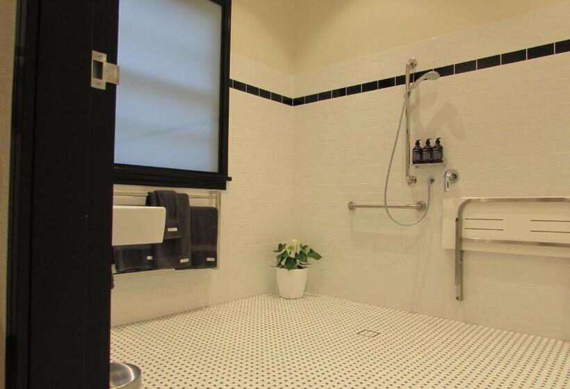 身障者適用クイーンサイズベッドルーム, The Commercial Boutique