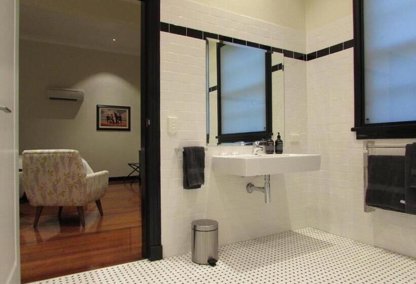 身障者適用クイーンサイズベッドルーム, The Commercial Boutique