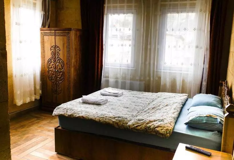 デラックスルーム, Emre's Stone House