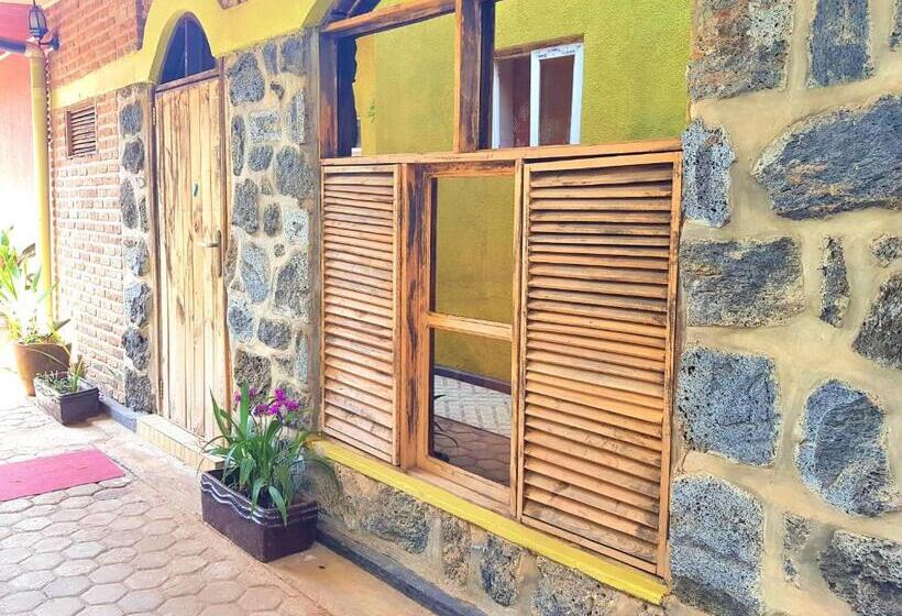 اتاق خانوادگی, Yambi Guest House