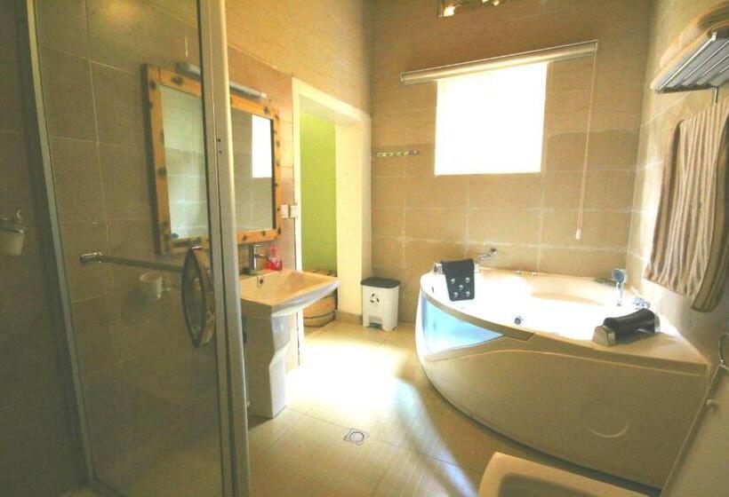 Deluxe Suite King Bed, Yambi Guest House
