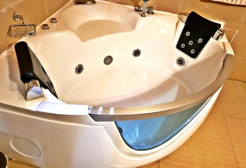 Deluxe Suite King Bed, Yambi Guest House