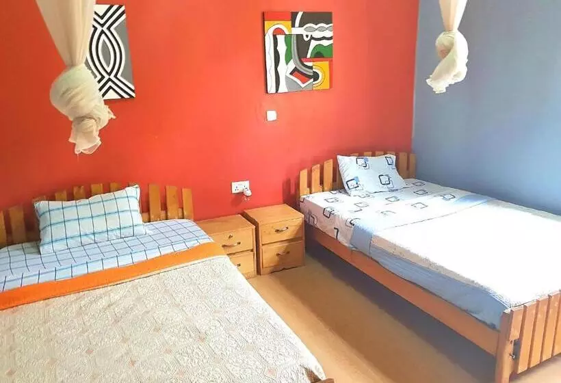 اتاق استاندارد با سرویس بهداشتی مشترک, Yambi Guest House