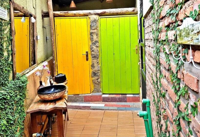 اتاق استاندارد سه نفره, Yambi Guest House