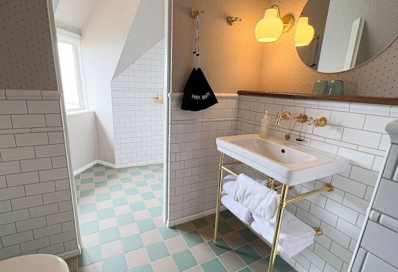 جناح مطلّ علي البحر, Stammershalle Bade