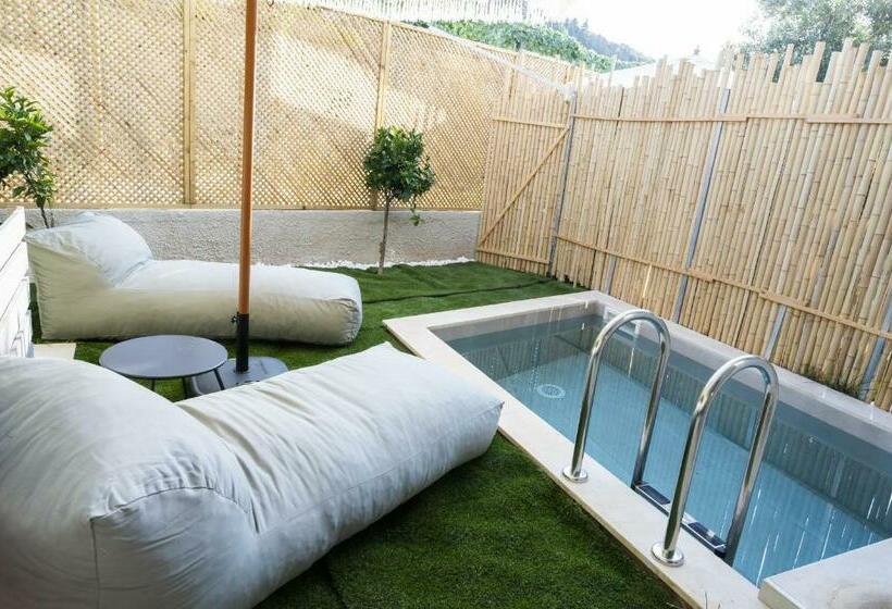 配有游泳池的小型套房, Theros Suites