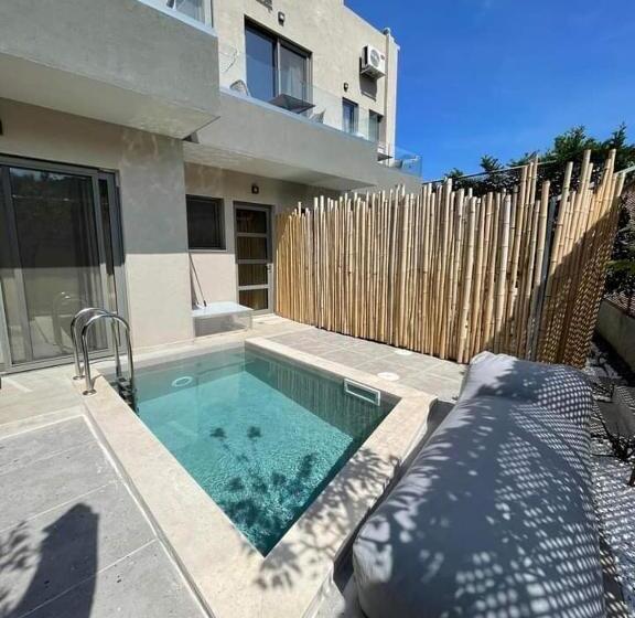 配有游泳池的小型套房, Theros Suites