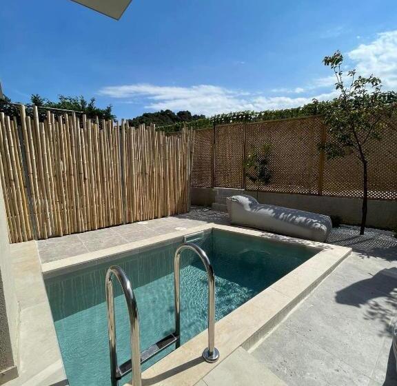 Полулюкс с Бассейном, Theros Suites