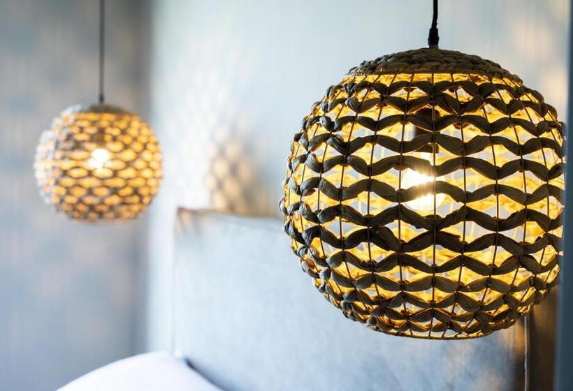 带大床的套房, Theros Suites