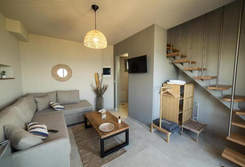 Люкс Кровать Кинг, Theros Suites