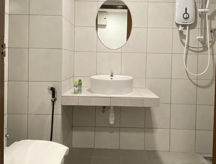 اتاق لوکس سه تخته, Cafe & Capital O 90756 Cara Hulu