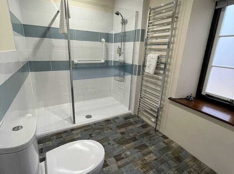 غرفة عائلية, Old Manor House