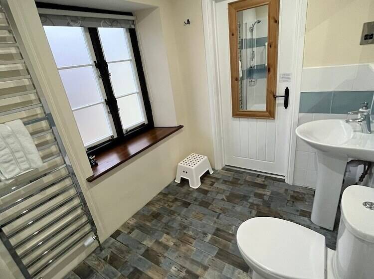 غرفة عائلية, Old Manor House