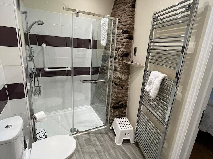 غرفة عائلية, Old Manor House