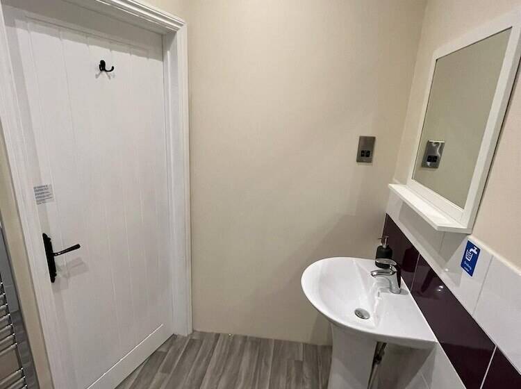 غرفة عائلية, Old Manor House