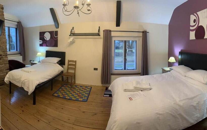 غرفة عائلية, Old Manor House