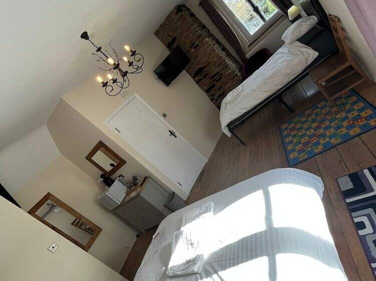 غرفة عائلية, Old Manor House