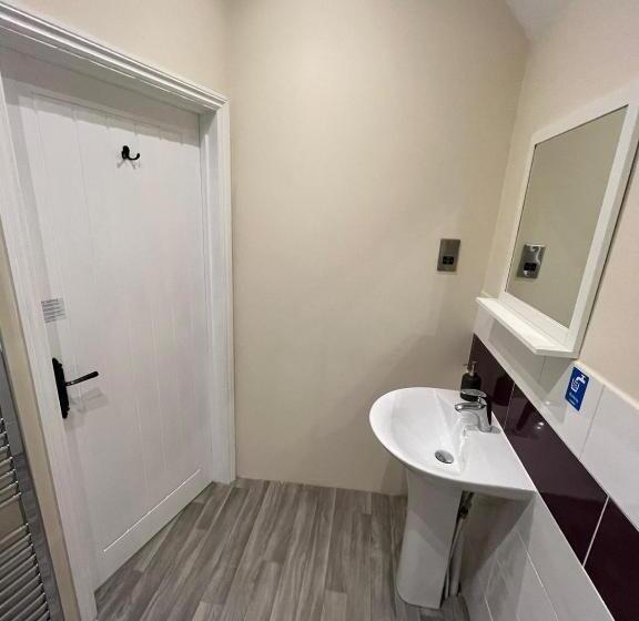 غرفة عائلية, Old Manor House