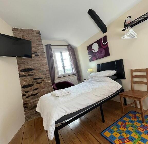 غرفة عائلية, Old Manor House