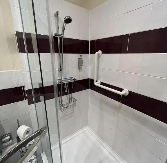 غرفة عائلية, Old Manor House