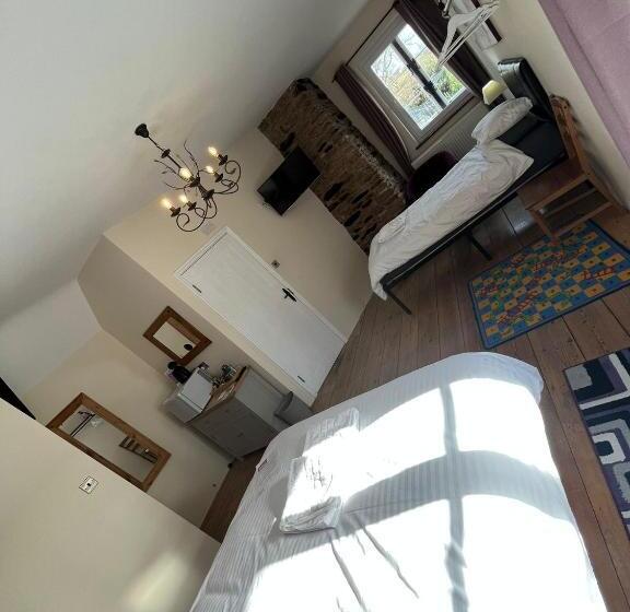 غرفة عائلية, Old Manor House