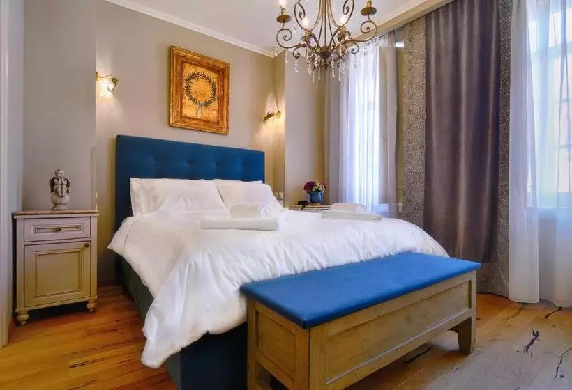 Suite, Antique