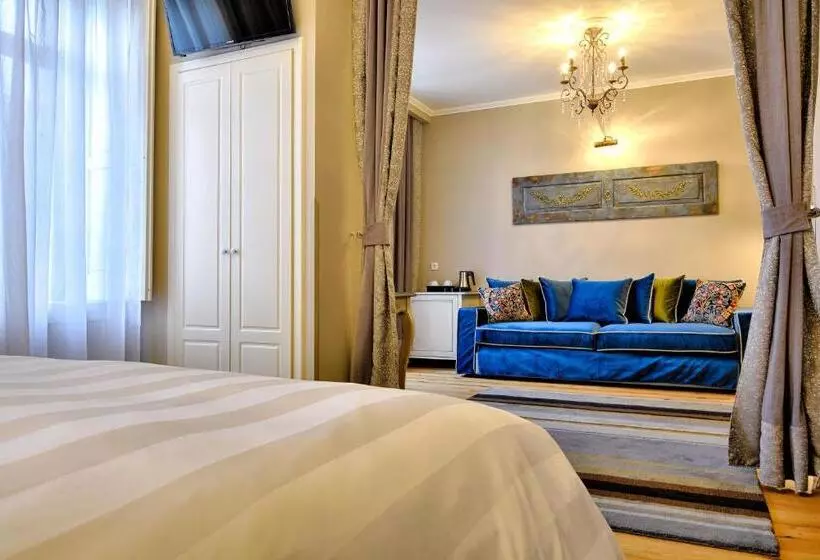 Suite, Antique
