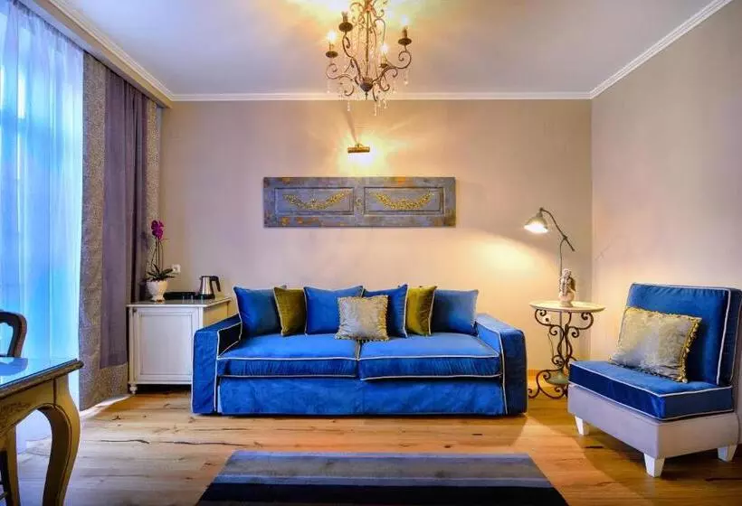 Suite, Antique