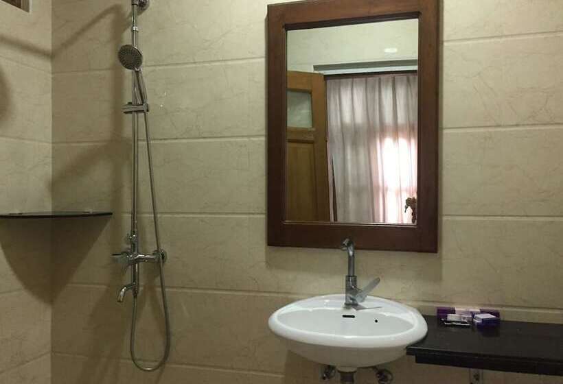 اتاق سوپریور, Mr Charles Guest House
