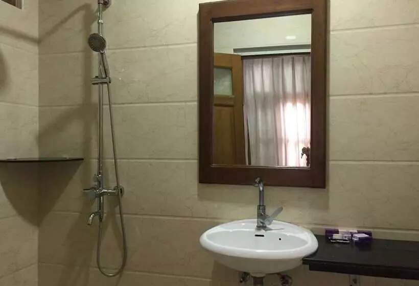 اتاق سوپریور, Mr Charles Guest House