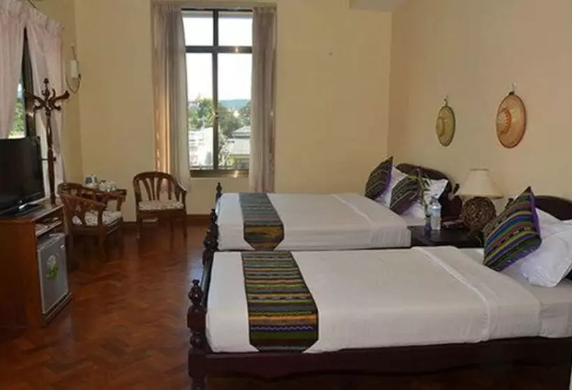 اتاق استاندارد سه نفره, Mr Charles Guest House