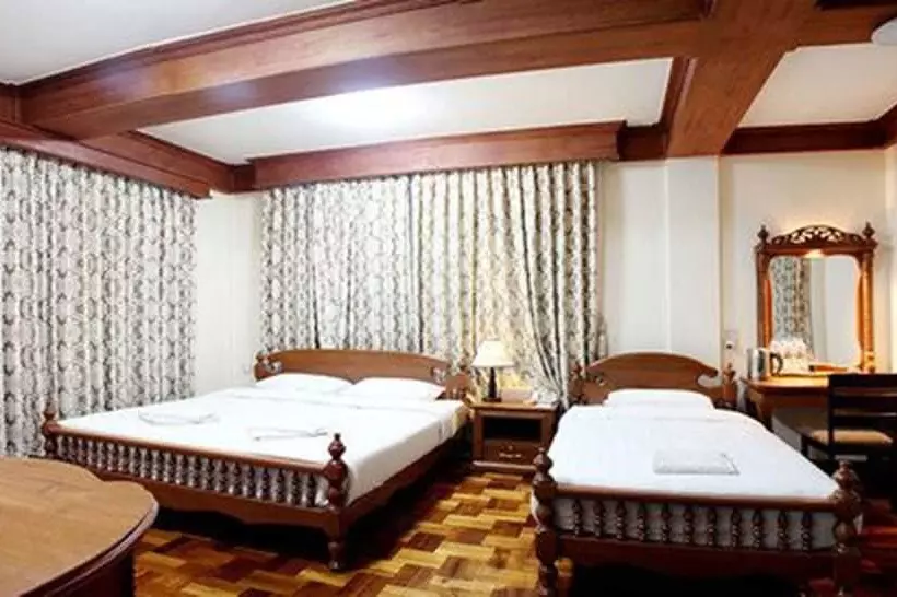 اتاق استاندارد سه نفره, Mr Charles Guest House