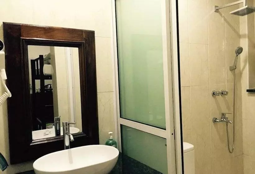 تختخواب در اتاق مشترک, Mr Charles Guest House
