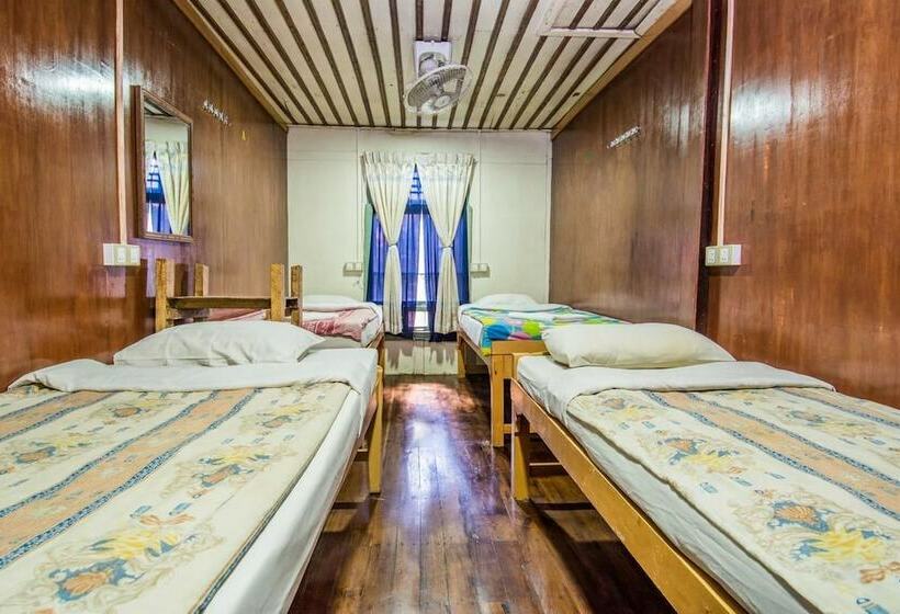 تختخواب در اتاق مشترک, Mr Charles Guest House