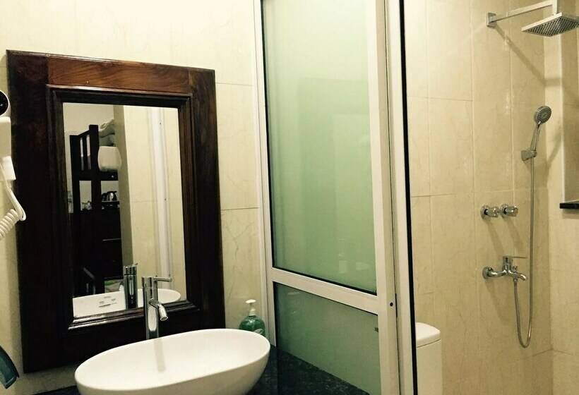 تختخواب در اتاق مشترک, Mr Charles Guest House